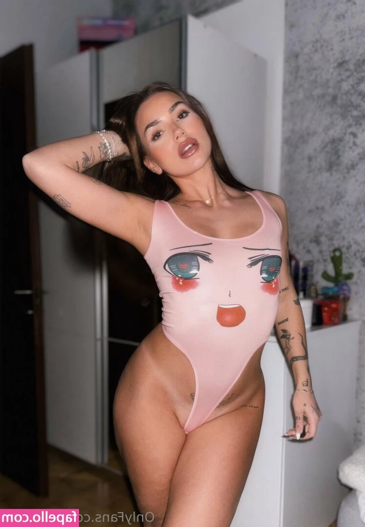 Sophiarz - I declare the season of short skirts open🖤!