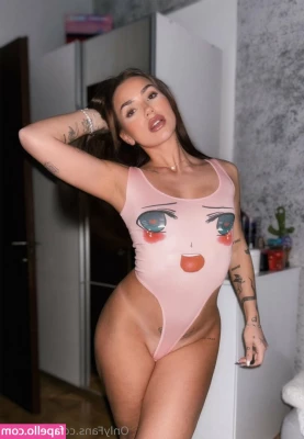 Sophiarz - I declare the season of short skirts open🖤!