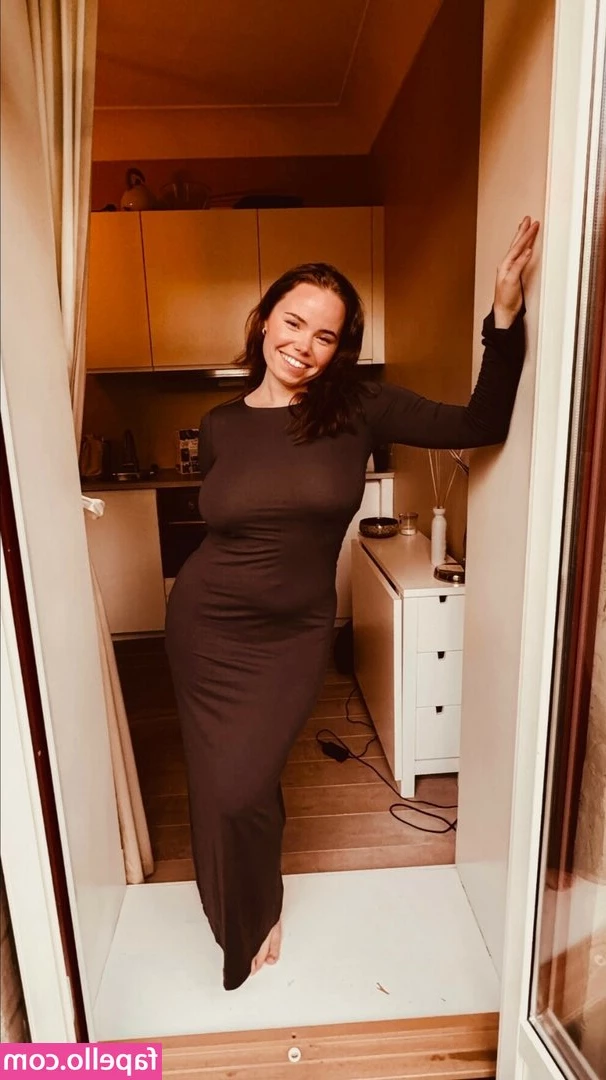 Jana Kristina Heiland [ jana-kristina-heiland ] - Should I do a close up with this thong kini