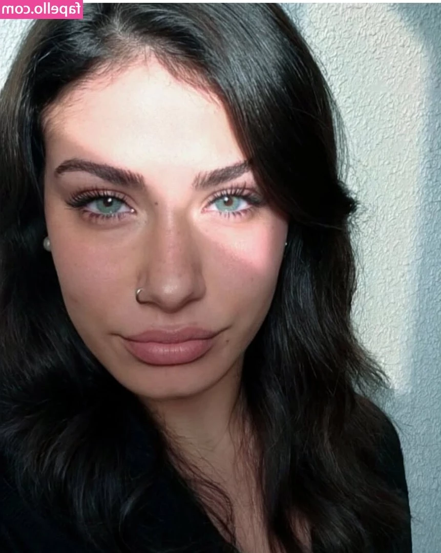 Olivia Oli [ olivia-oli ] - Goddess’ feet in the water 💦