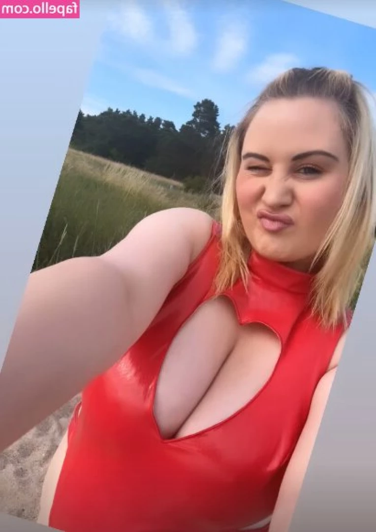 Celina Grimm [ celina-grimm ] - Went to the pool today hehe now im all wet 💦