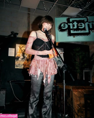 Savannah Brown [ savannah-brown ] - Female body   knotted scarf   lighting   camera   black and white