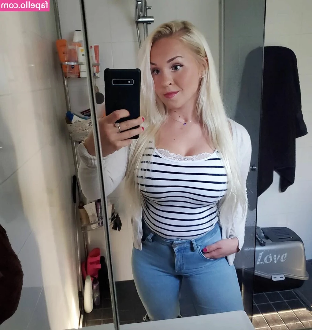 Emilia Linden [ emilia-linden ] - MILF Monday s catch-up update is 15 pics from my MILF set  Because I