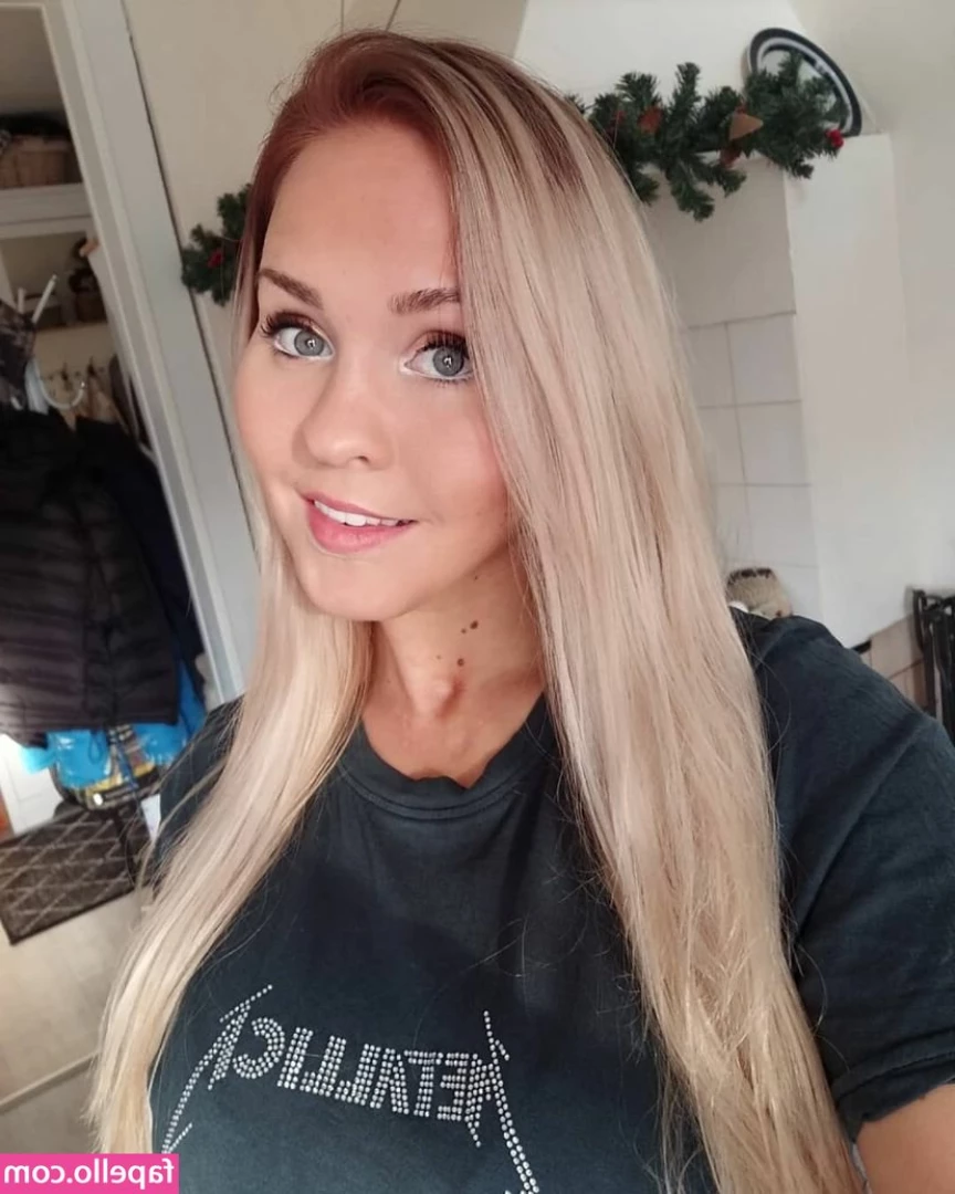 Emilia Linden [ emilia-linden ] - Lean queen