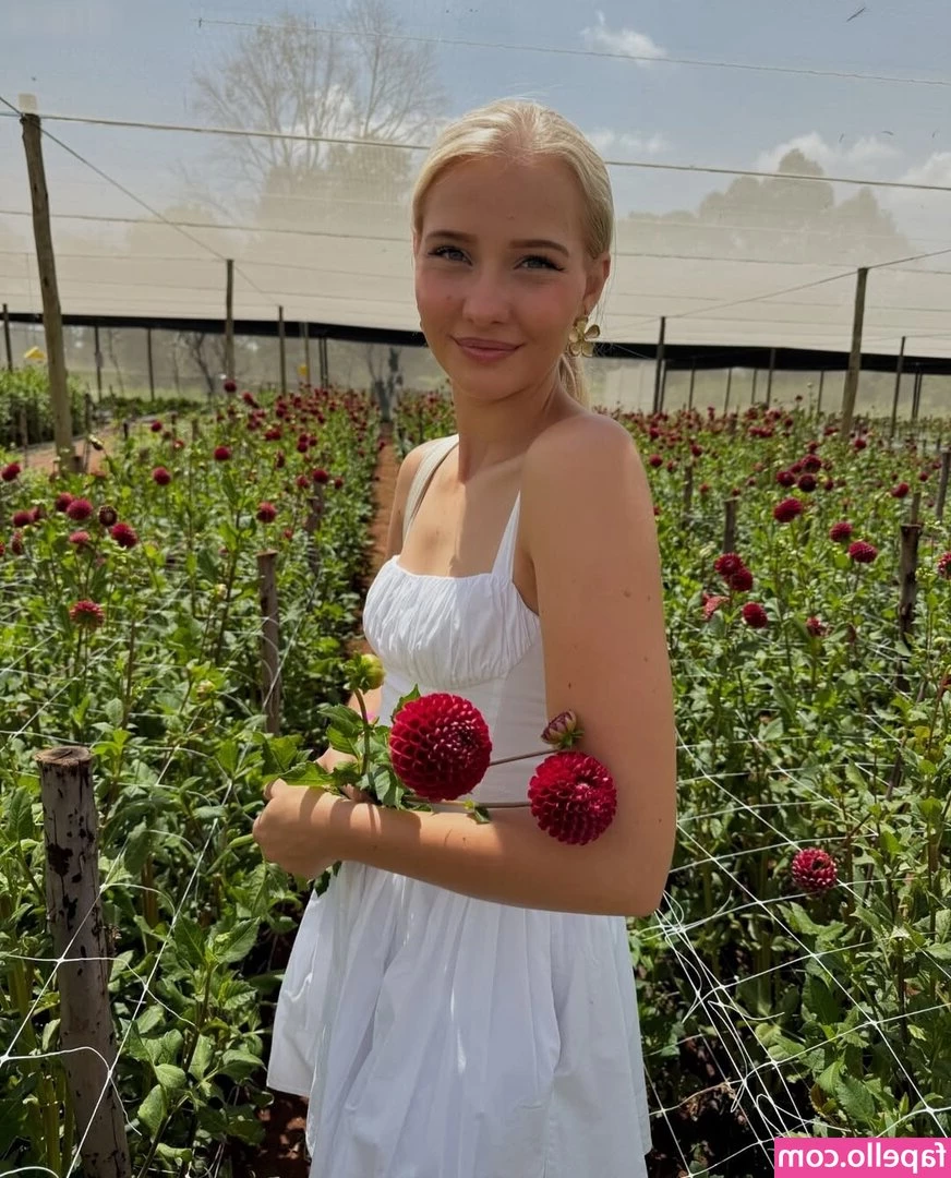 Juliet Small [ juliet-small ] - Mes petites chiennes  remuent la queue   les pieds de votre déesse