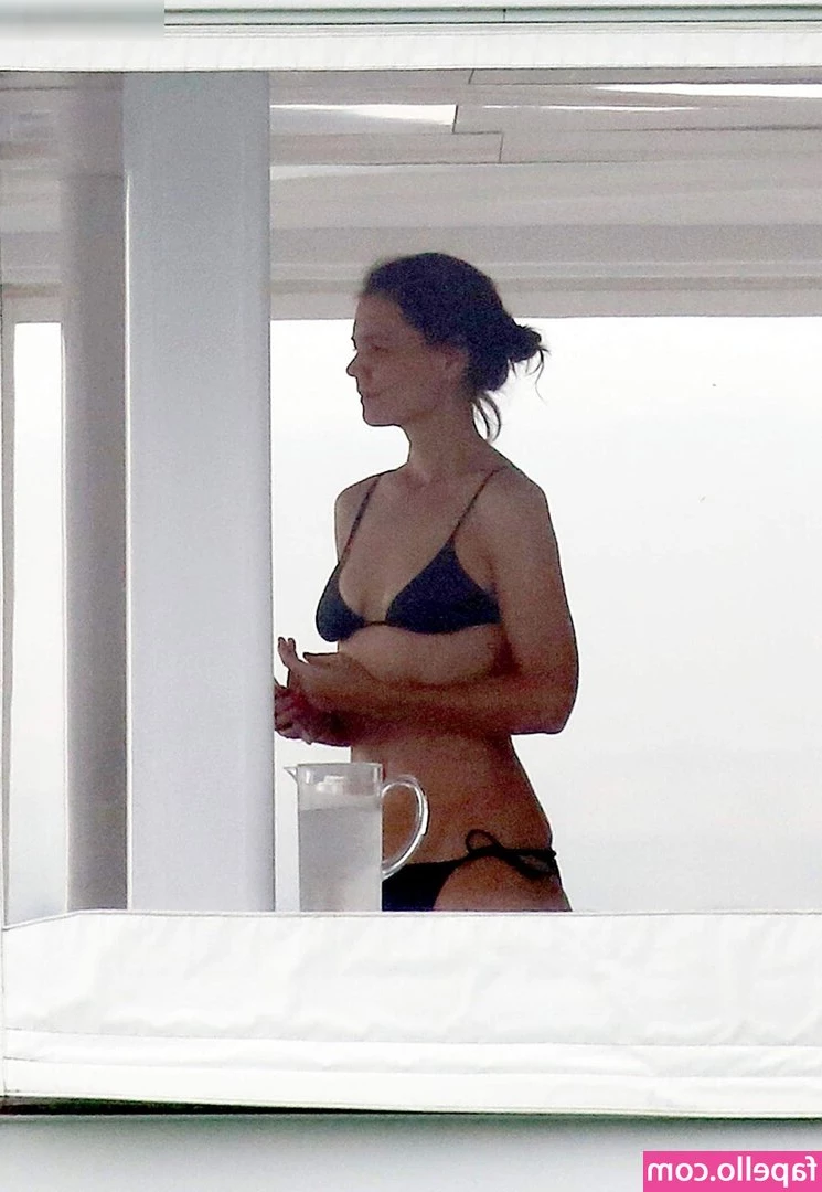 Katie Holmes [ katie-holmes ] - twerky booty   imagine urself under that tight ass  Llenalo de leche