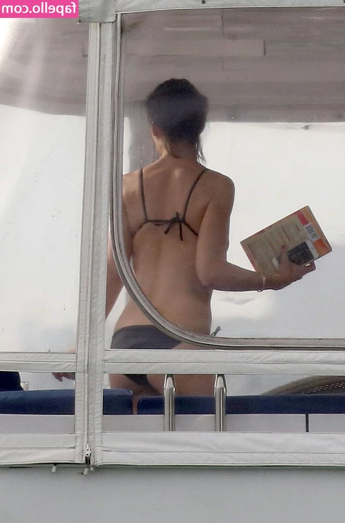 Katie Holmes [ katie-holmes ] - Looking for a secret beach