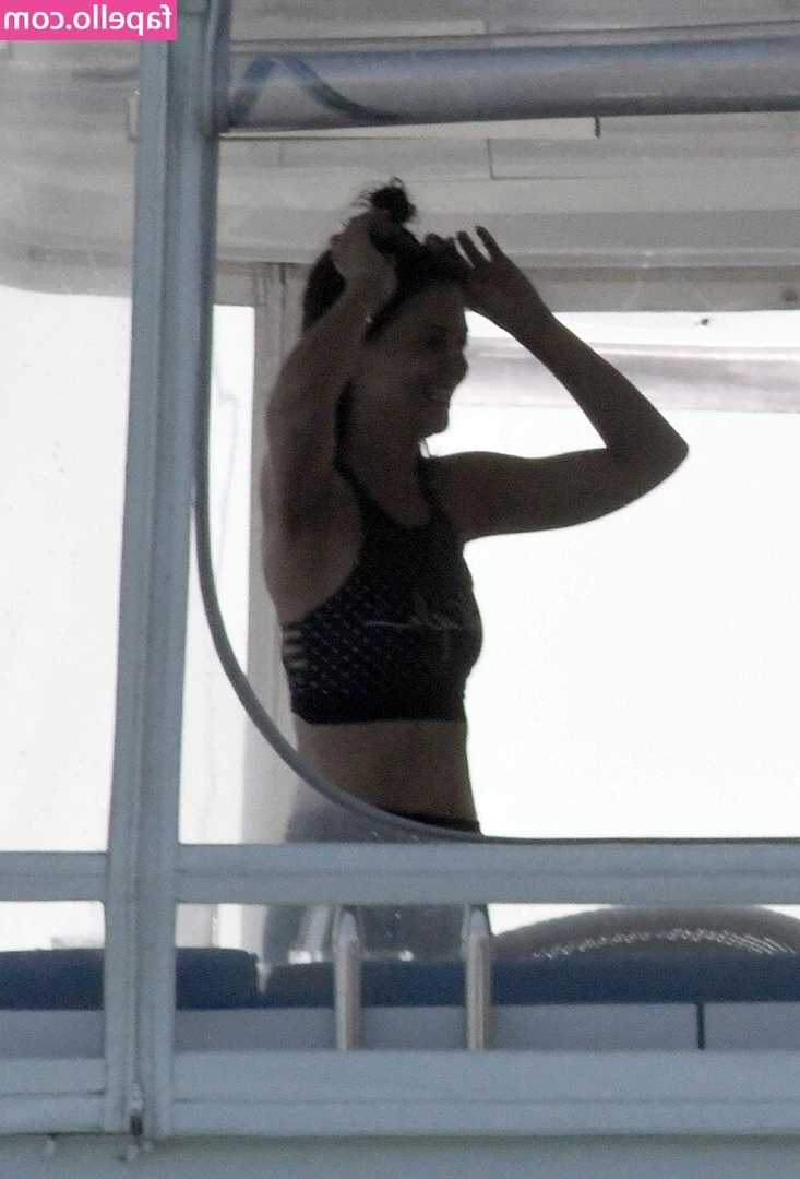 Katie Holmes [ katie-holmes ] - Im not sure if I have a class now sooo I’m leaving this until I can