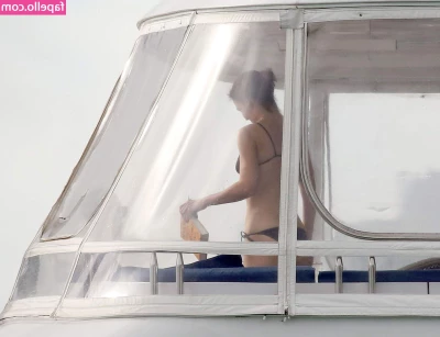 Katie Holmes [ katie-holmes ] - Or cum on my booty?hehh 😝🍑