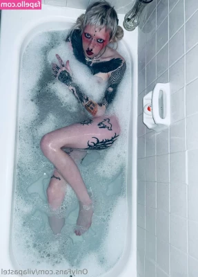 vila.vee [ vila-vee ] - Just stroking some in the car during a long drive