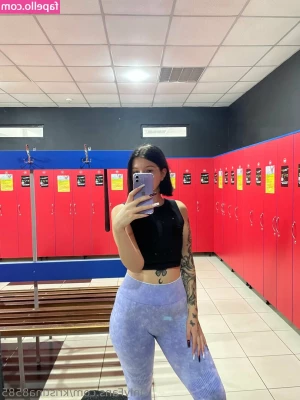 kristina8585 - How would you like to cuddle with me ? 🙈