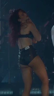 Dua Lipa [ dua-lipa ] - logging on in 10 !