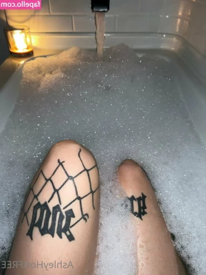 ashleyxhottfree - Who is a fan of ya lines? 😜💋