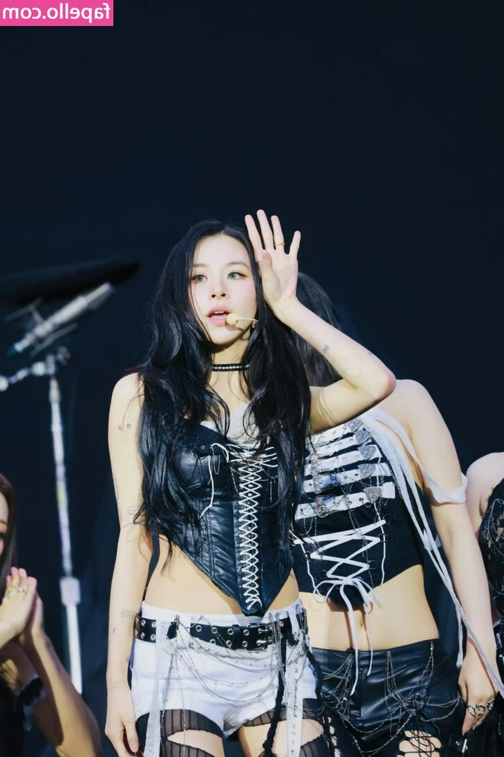 Chaeyoung - cant get enough of this suit thooo