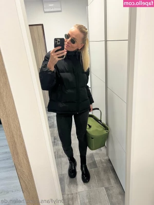 helen.de [ helen-de ] - Someone DM Me   Im so bored