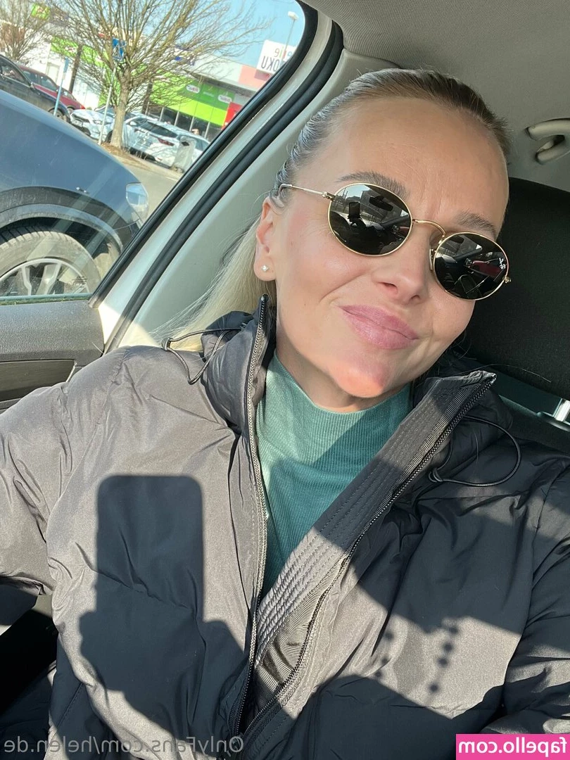 helen.de [ helen-de ] - I could go up or down on you 😛🖤  Photos by the amazing