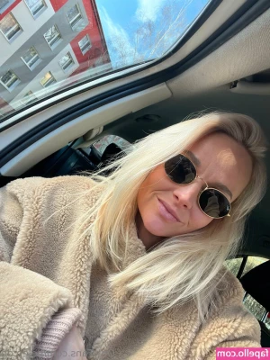 helen.de [ helen-de ] - Papi mi amiguita y yo nos cojimos en  el baño     disponible por msj